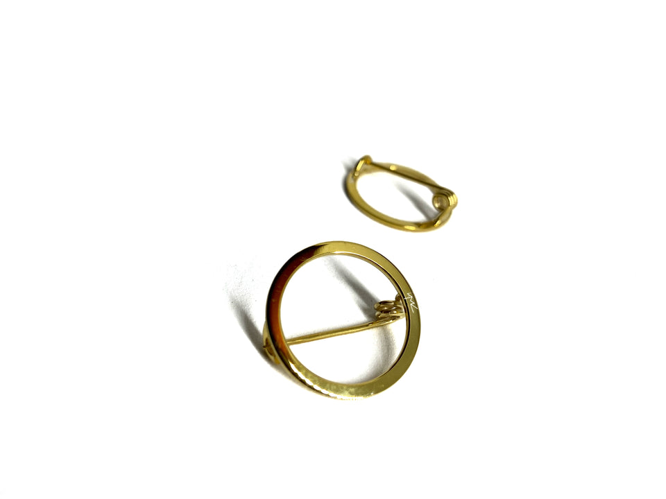 Gold-Plated Frame Round Brooch