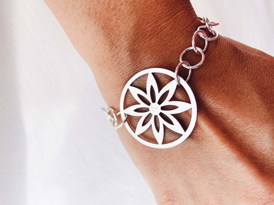 Round framed flower bracelet