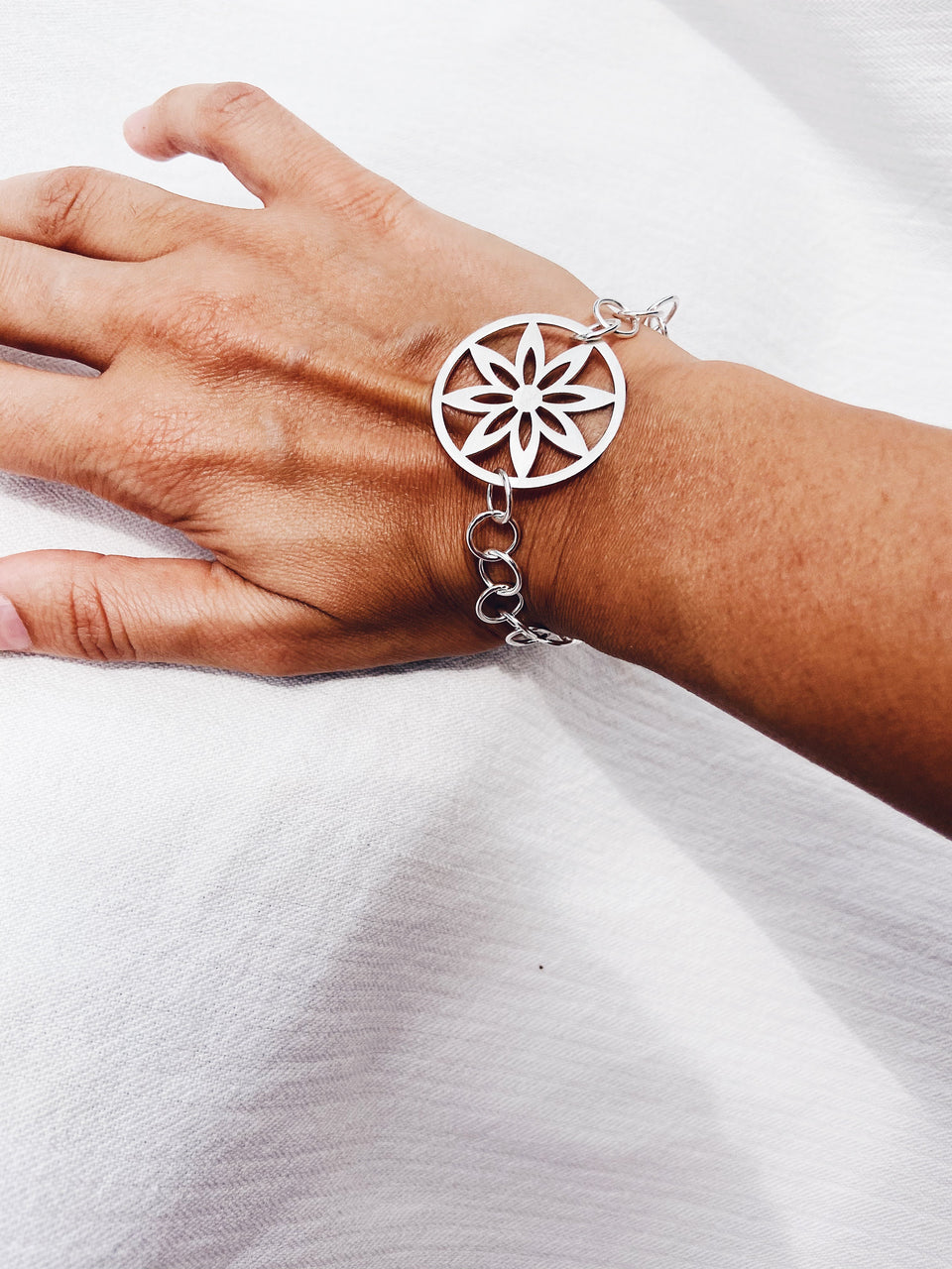 Round framed flower bracelet